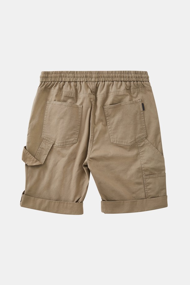 카펜터 워크 밴딩 하프 팬츠 CSPT112는 면과 폴리우레탄 혼방 소재로 제작되어 사계절 내내 편안하게 착용할 수 있는 하프 기장의 바지입니다. 블랙, 브라운 두 가지 색상으로 제공되며, 밴딩 처리와 레귤러핏으로 편안한 착용감을 선사하며, 캐주얼한 스타일 연출에 용이합니다. 클립 버튼 디테일과 카펜터 디테일 디자인, 실용적인 디자인으로 데일리룩에 활용하기 좋습니다.
