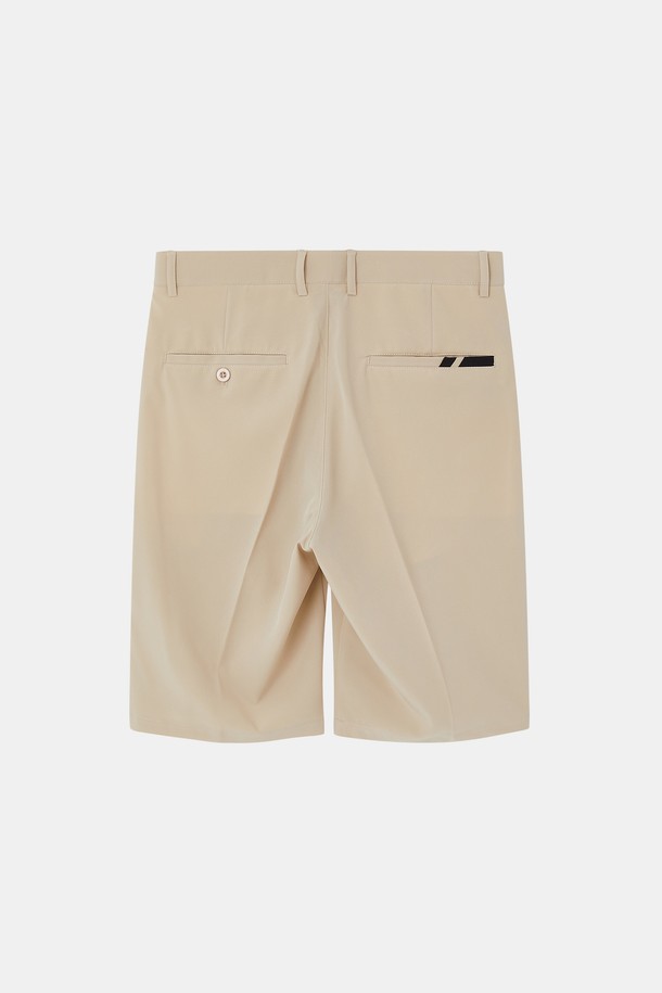 라이프 앤 스포츠 스판 슬랙스 반바지 CSPT116은 남성용 슬랙스 반바지로, 스포티하고 캐주얼한 스타일을 연출합니다. 네이비, 베이지, 스카이, 민트 4가지 색상으로 출시되었으며, 폴리에스테르와 스판덱스 혼방 소재로 제작되어 신축성이 뛰어나고 쿨링 효과를 제공합니다. 얇고 부드러운 촉감과 레귤러핏으로 편안한 착용감을 선사하며, 대각선 포켓 디자인과 앞뒤 포켓 스트라이프 디테일이 돋보입니다.
