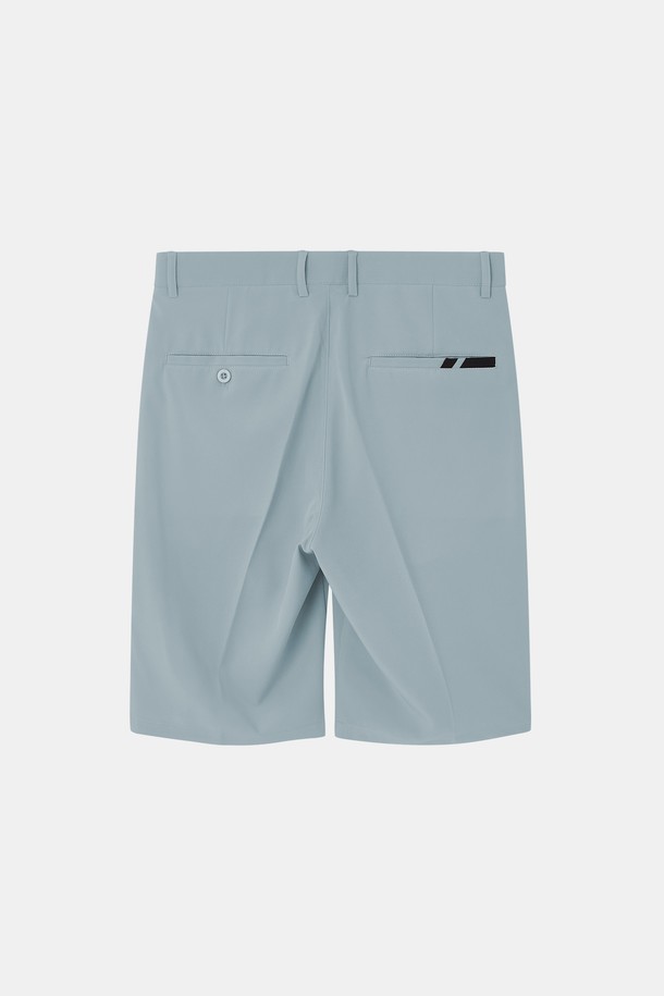 라이프 앤 스포츠 스판 슬랙스 반바지 CSPT116은 시원한 냉감 소재와 편안한 레귤러핏으로 제작되어 여름철 스포츠 활동과 일상에서 모두 활용하기 좋습니다. 베이지, 네이비, 스카이, 민트 4가지 색상으로 출시되었으며, 사선 주머니와 앞뒤 포켓 구성, 스트라이프 디테일이 돋보입니다. 신축성 있는 폴리에스터와 스판덱스 혼방으로 활동성을 높였으며, 편안한 착용감을 제공합니다.
