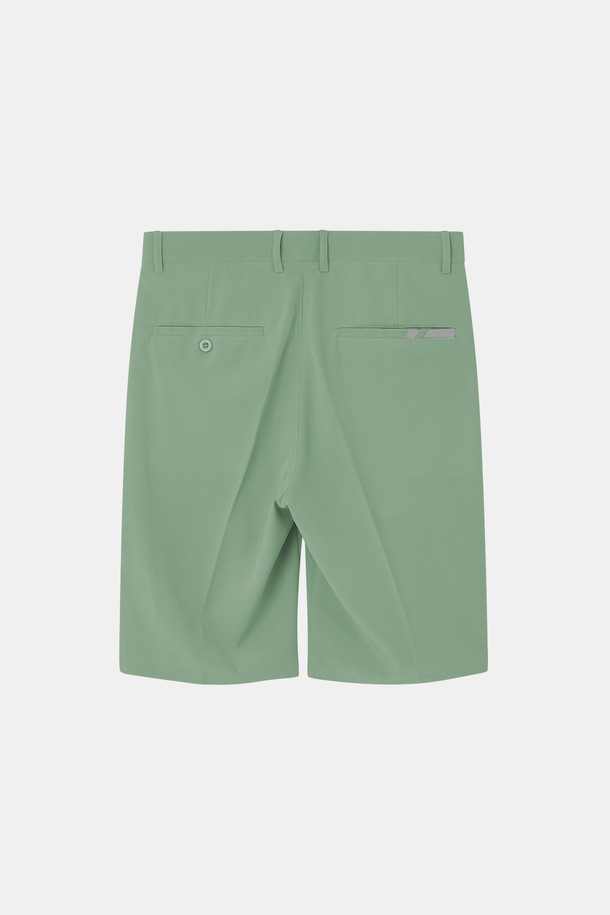 라이프 앤 스포츠 스판 슬랙스 반바지 CSPT116은 남성을 위한 캐주얼 & 스포티 스타일의 슬랙스 반바지입니다. 베이지, 네이비, 스카이, 민트 4가지 색상으로 출시되었으며, 폴리에스테르와 스판덱스 혼방 소재로 제작되어 부드러운 촉감과 뛰어난 신축성, 냉감 기능을 제공합니다. 레귤러핏에 얇은 두께감으로 봄, 여름, 가을 계절에 적합하며, 사선 주머니와 앞뒤 포켓 스트라이프 디테일이 돋보입니다.
