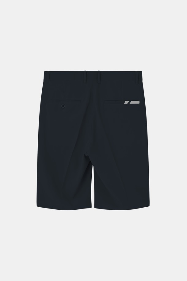 라이프 앤 스포츠 스판 슬랙스 반바지 CSPT116은 시원한 여름을 위한 남성용 반바지입니다. 폴리에스테르와 스판덱스 혼방 소재로 제작되어 부드러운 촉감과 뛰어난 신축성을 제공하며, 냉감 기능으로 쾌적함을 유지합니다. 네이비, 베이지, 스카이, 민트의 다채로운 컬러와 스포티하면서도 캐주얼한 스트라이프 패턴으로, 사선 주머니와 앞뒤 포켓 디테일이 돋보이는 레귤러핏 슬랙스 반바지입니다.
