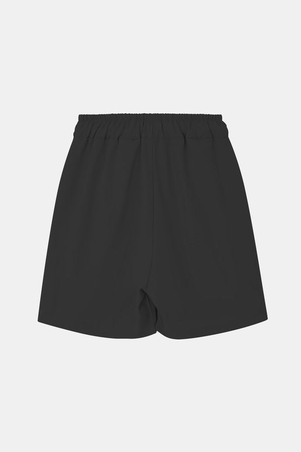 **스포츠 매쉬 밴딩 반바지 CSPT117**는 트레이닝 및 스포츠 활동에 적합한 공용 스포츠 반바지입니다. 블랙과 라이트 그레이 두 가지 색상으로 제공되며, 통기성이 뛰어난 매쉬 소재를 사용하여 여름철에도 시원하고 쾌적한 착용감을 선사합니다. 레귤러핏으로 편안하게 떨어지는 핏과 신축성 있는 소재, 밴딩 처리로 활동성을 높였으며, 사이드 매쉬 패널 디테일이 특징입니다.
