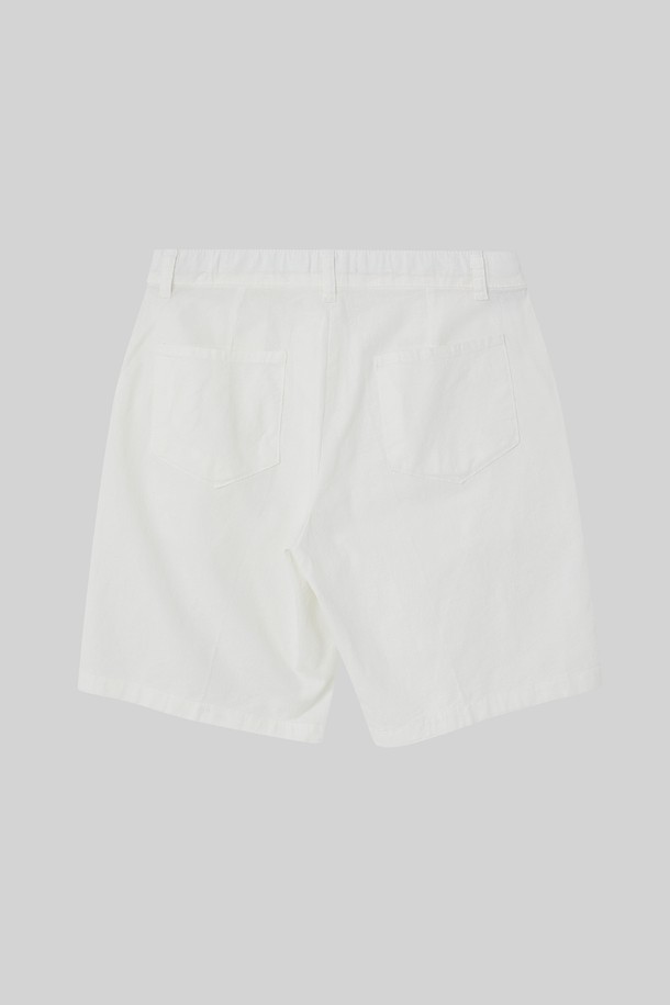 시원하고 편안한 여름을 위한 '솔리드 린넨 원턱 반바지 CSPT118'입니다. 얇은 두께의 린넨 소재로 제작되어 통기성이 뛰어나며, 베이직한 디자인과 화이트 컬러로 어떤 상의에도 잘 어울립니다. 허리 부분에 원턱 디테일을 더해 활동성을 높이고 편안한 착용감을 선사합니다.
