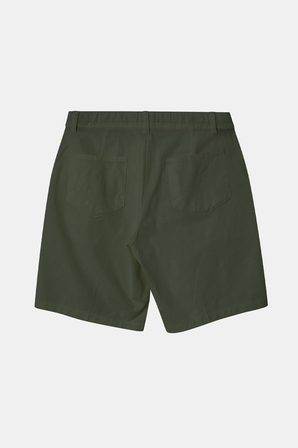 시원한 린넨과 면 혼방 소재로 제작되어 여름철에도 쾌적하게 착용 가능한 솔리드 린넨 원턱 반바지입니다. 아이보리, 카키 두 가지 색상으로 출시되었으며, 캐주얼핏에 무지 패턴으로 어떤 스타일에도 쉽게 매치할 수 있습니다. 원턱 디자인과 사선 주머니로 편안함과 실용성을 더했으며, 신축성 있는 소재로 활동성을 높였습니다.
