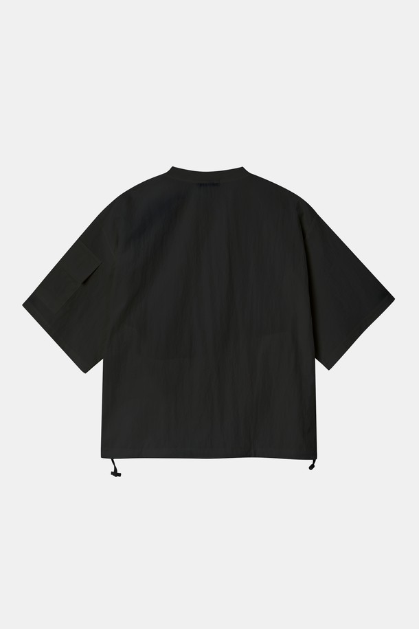 여성 오버핏 크롭 아노락 반팔티 CSTEE124는 데일리 및 스포츠 활동에 적합한 상의입니다. 나일론 소재로 제작되어 가볍고 내구성이 좋으며, 신축성이 있어 편안한 착용감을 제공합니다. 사선 지퍼 디테일, 밑단 스트링, 슬리브 포켓이 특징이며, 화이트, 블랙, 그린 세 가지 색상으로 만나볼 수 있습니다.
