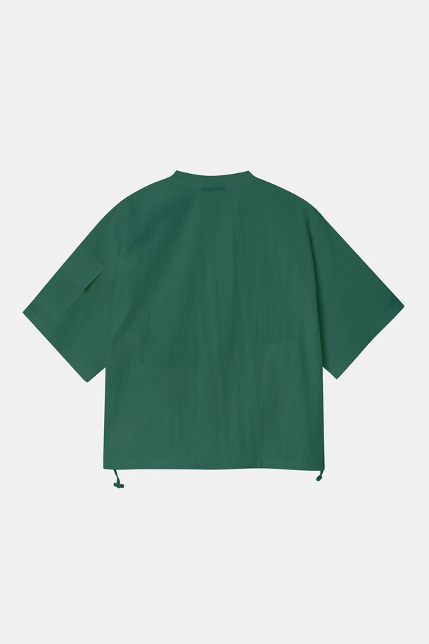 **여성 오버핏 크롭 아노락 반팔티 CSTEE124**는 봄, 여름 시즌 데일리룩과 스포츠 활동에 적합한 여성 반팔티입니다. 나일론 소재로 제작되어 얇고 가벼우며, 방풍 기능을 갖춰 활동성을 높였습니다. 화이트, 블랙, 그린 세 가지 색상으로 출시되었으며, 오버핏, 크롭 기장, 라운드넥 디자인에 사선 지퍼 디테일, 밑단 스트링, 슬리브 포켓, 바람막이 스타일이 더해져 스포티하고 캐주얼한 무드를 연출합니다.
