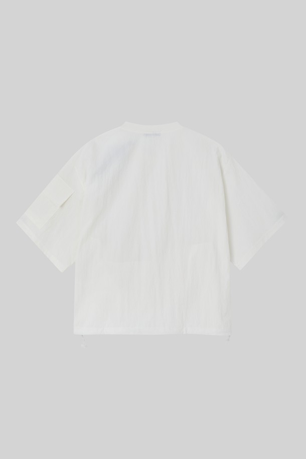 **여성 오버핏 크롭 아노락 반팔티 CSTEE124**는 가볍고 내구성이 좋은 나일론 소재의 여성 반팔 티셔츠입니다. 스포티하고 캐주얼한 스타일로, 라운드넥에 무지 디자인, 크롭 기장과 오버핏으로 트렌디함을 더했습니다. 사선 지퍼 디테일, 밑단 스트링, 슬리브 포켓 등의 특징과 화이트, 블랙, 그린 세 가지 색상으로 데일리 및 스포츠 활동에 활용하기 좋습니다.
