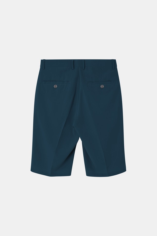 솔리드 스판 슬랙스 반바지 CSPT119는 남성용 슬랙스 반바지로, 여름 시즌에 적합합니다. 블루, 네이비, 그레이 3가지 색상으로 출시되었으며, 부드러운 촉감의 폴리에스터와 스판덱스 혼방 소재로 제작되어 편안한 착용감을 선사합니다. 허리 히든 밴딩과 사선 포켓 디테일이 특징인 레귤러핏 베이직 스타일의 슬랙스 반바지입니다.
