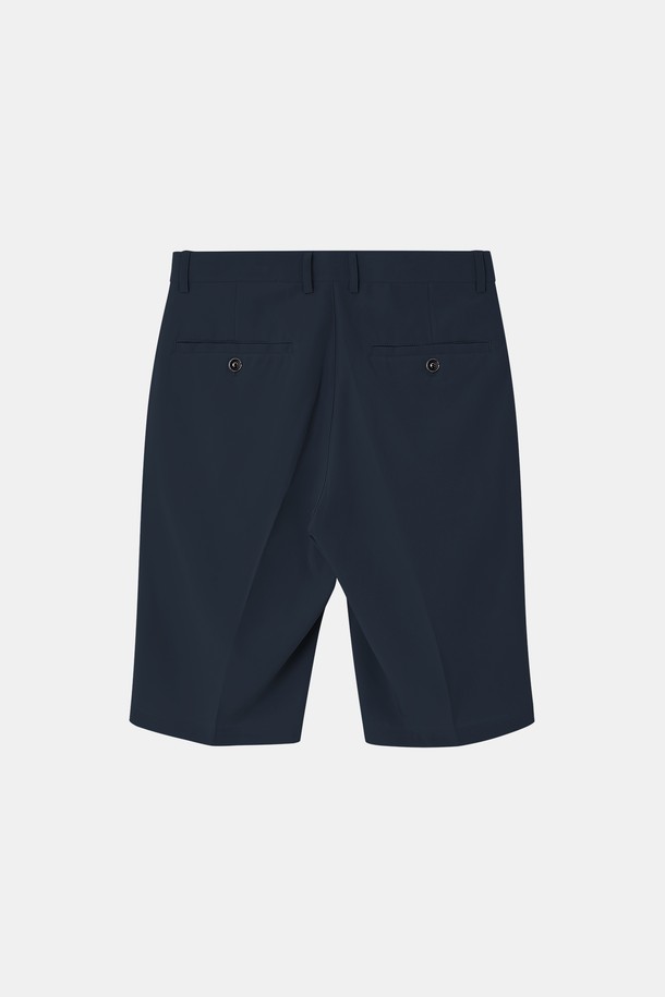 **솔리드 스판 슬랙스 반바지 CSPT119**는 남성용 슬랙스 반바지로, 여름철 베이직 스타일을 연출하기 좋습니다. 폴리에스터와 스판덱스 혼방 소재로 제작되어 편안한 착용감을 제공하며, 허리 히든 밴딩 디테일로 활동성을 더했습니다. 블루, 네이비, 그레이 세 가지 컬러로 출시되었으며, 일상 및 골프 등 다양한 용도로 활용 가능합니다.
