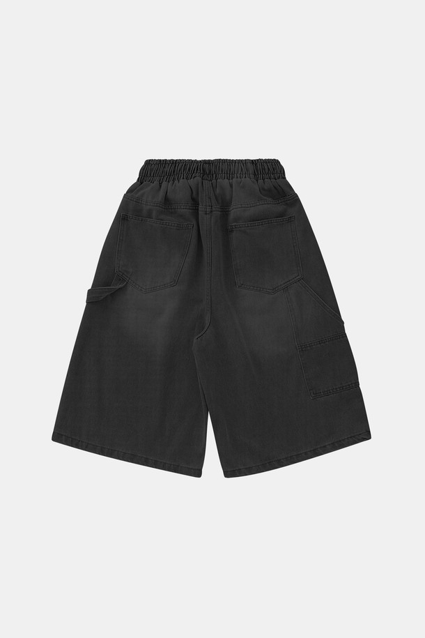 **와이드 카펜터 데님 하프 팬츠 CSPT120**

남성용 와이드핏 데님 하프 팬츠로, 시원하고 편안한 캐주얼 스타일을 연출합니다. 블루와 블랙 두 가지 색상으로 출시되었으며, 카펜터 포켓 디테일이 특징입니다. 5부보다 약간 긴 기장과 내구성 있는 데님 소재로 제작되어 봄, 여름, 가을, 겨울 사계절 모두 활용 가능합니다.
