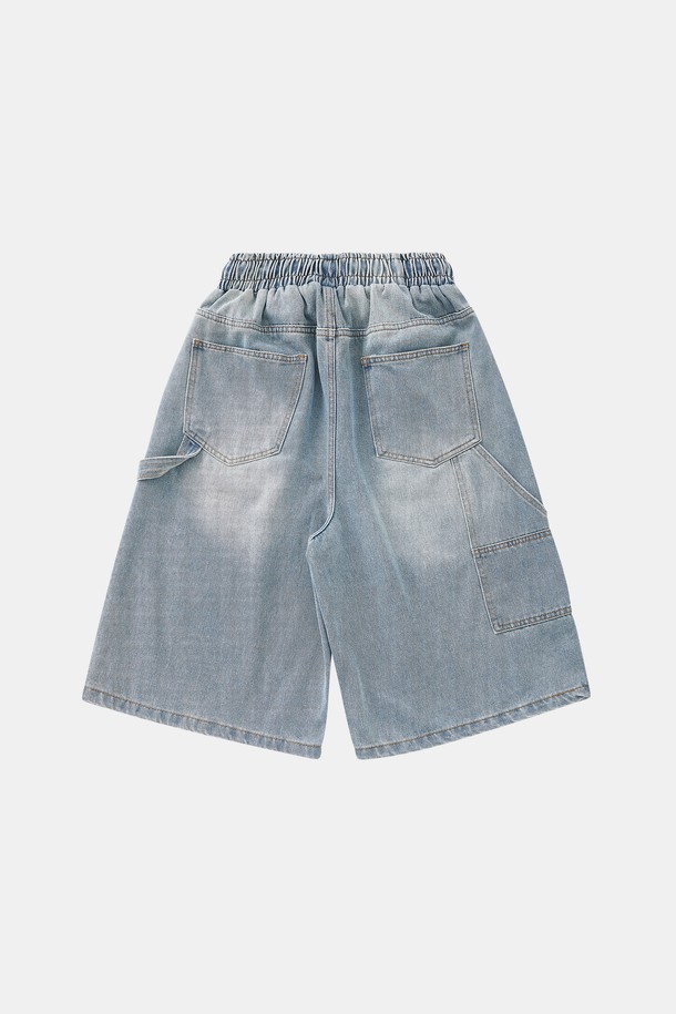 블루와 블랙 색상으로 출시된 와이드 카펜터 데님 하프 팬츠 CSPT120입니다. 면 소재로 제작되어 사계절 내내 편안하게 착용 가능하며, 캐주얼한 스타일을 연출하기 좋습니다. 5부보다 살짝 긴 하프 기장에 카펜터 포켓 디테일, 위싱 가공, 튼튼한 내구성이 특징인 와이드핏 데님 팬츠입니다.
