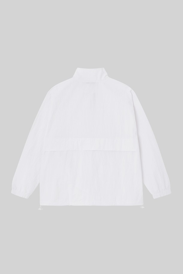 여성 아노락 바람막이 점퍼 CJP129는 봄, 여름, 가을, 겨울 사계절 모두 활용 가능한 실용적인 아이템입니다. 화이트, 블랙, 그린 세 가지 색상으로 출시되었으며, 가볍고 부드러운 면과 폴리에스터 혼방 소재로 제작되어 편안한 착용감을 선사합니다. 세미 오버핏에 밑단 조절 스트링이 있어 다양한 스타일 연출이 가능하며, 일상복으로 스포티한 무드를 더해줍니다.
