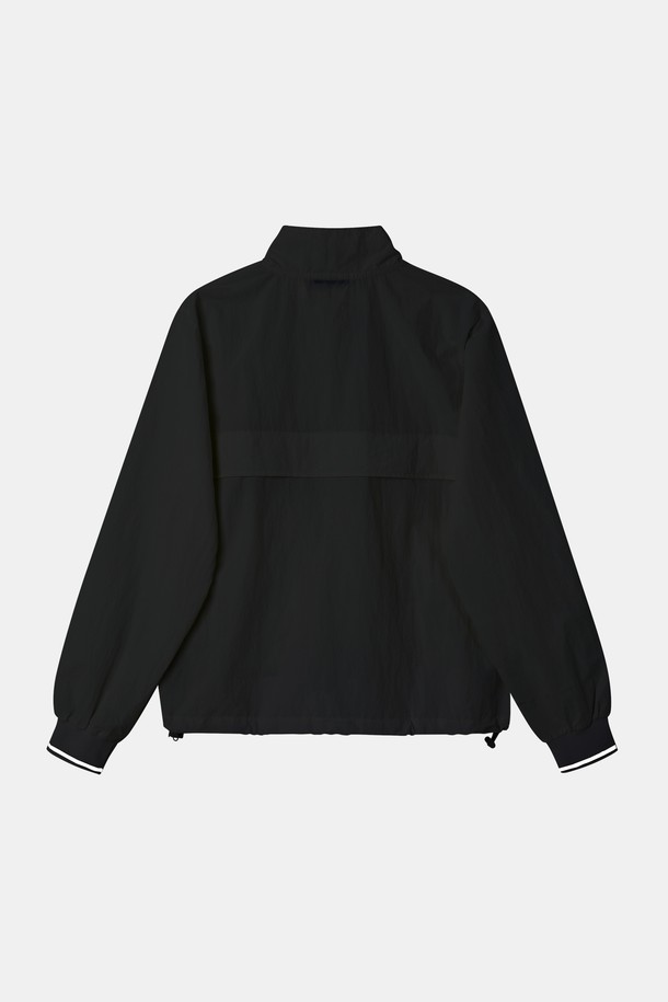 **여성 투포켓 집업 바람막이 점퍼 CJP130**은 간절기부터 겨울까지 폭넓게 활용 가능한 여성용 아우터입니다. 면과 폴리에스터 혼방 소재로 제작되어 가볍고 편안하며, 베이직한 디자인에 무지 패턴과 레귤러 기장으로 어떤 스타일에도 잘 어울립니다. 화이트, 블랙, 그린 세 가지 색상으로 출시되었으며, 얇은 두께감과 밑단 조절 스트링, 투 포켓 디자인, 긴 소매, 집업 여밈 방식, 베이직핏으로 제작되어 일상에서 활용하기 좋습니다.
