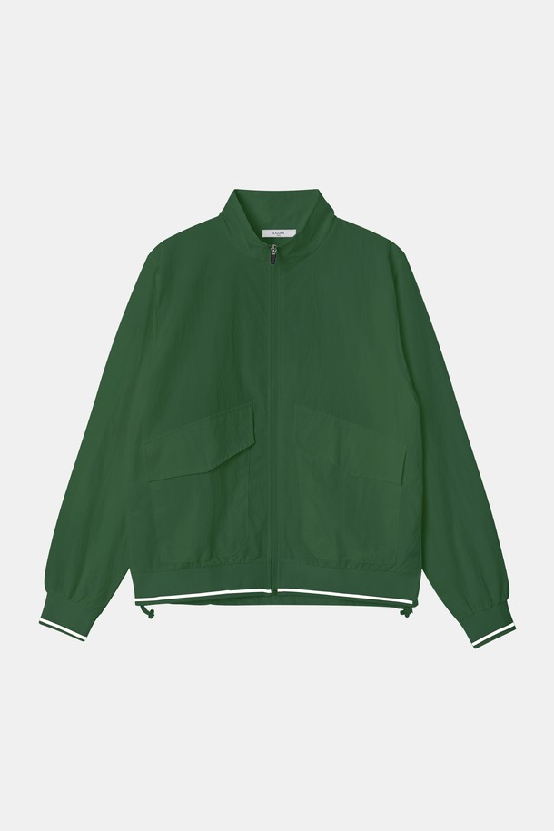 **여성 투포켓 집업 바람막이 점퍼 CJP130**는 베이직한 디자인의 여성용 바람막이 점퍼입니다. 면과 폴리에스터 혼방 소재로 제작되어 얇고 가벼우며, 사계절(봄/여름/가을/겨울) 모두 활용 가능합니다. 밑단 조절 스트링, 투포켓 디자인, 긴 소매, 집업 여밈 방식이 특징이며, 화이트, 블랙, 그린 세 가지 색상으로 출시되었습니다.
