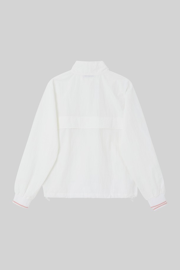 여성 투포켓 집업 바람막이 점퍼 CJP130은 간절기 시즌에 가볍게 걸치기 좋은 베이직 스타일의 아우터입니다. 부드러운 촉감의 면과 폴리에스터 혼방 소재로 제작되었으며, 화이트, 블랙, 그린 세 가지 색상으로 만나보실 수 있습니다. 레귤러핏에 얇은 두께감, 긴 소매 기장으로 편안한 착용감을 선사하며, 투포켓 디자인과 밑단 조절 스트링, 경량으로 실용성을 더했습니다.
