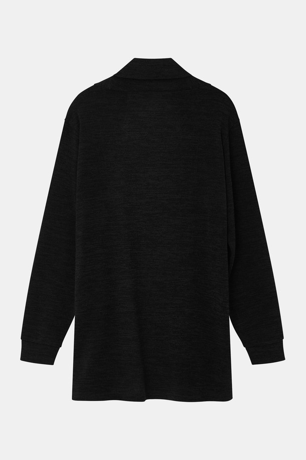 **봄가을 미들 숄 가디건 CKA101A**

부드러운 촉감이 돋보이는 여성용 미들 숄 가디건입니다. 봄, 가을 계절에 어울리도록 얇은 두께감으로 제작되었으며, 베이직핏에 오픈 스타일로 편안하게 착용할 수 있습니다. 블랙, 다크 그린 두 가지 색상으로 출시되어 다양한 룩에 매치하기 용이합니다. 폴리에스터, 레이온, 스판 혼방 소재로 신축성이 뛰어나 활동성을 높였습니다. 캐주얼, 미니멀, 클래식 스타일을 즐기는 분들께 카페룩, 데이트룩에 활용하기 좋은 아이템입니다.
