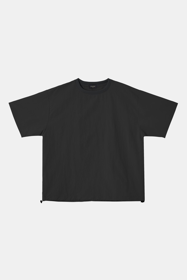 **멀티컬러 라운드넥 반팔 티셔츠 CSTEE122**는 데일리 스타일로 활용하기 좋은 반소매 티셔츠입니다. 블랙, 베이지, 스카이, 다크그린, 그레이, 라이트그레이 6가지 다채로운 컬러로 출시되어 폭넓은 선택지를 제공합니다. 폴리에스터와 레이온 혼방 소재로 제작되어 편안한 착용감을 선사하며, 오버핏 디자인으로 트렌디한 스포티 무드를 연출합니다. 라운드넥 디자인에 밑단 조절 스트링 디테일을 더해 실용성을 높였습니다. 여름철 가볍고 시원하게 즐길 수 있는 캐주얼 티셔츠입니다.
