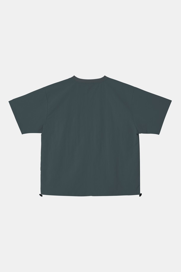 멀티컬러 라운드넥 반팔 티셔츠 CSTEE122는 부드러운 촉감의 폴리에스터와 레이온 혼방 소재로 제작된 공용 티셔츠입니다. 여름철 데일리룩에 활용하기 좋으며, 스포티, 캐주얼, 미니멀 스타일을 연출할 수 있습니다. 블랙, 베이지, 스카이, 다크그린, 그레이, 라이트그레이 등 여섯 가지 다채로운 컬러로 출시되어 폭넓은 선택지를 제공합니다. 라운드넥과 반소매 디자인에 오버핏으로 편안한 착용감을 선사하며, 밑단 조절 스트링으로 다양한 핏을 연출할 수 있습니다. 무지 패턴으로 어떤 하의와도 쉽게 매치하여 개성 있는 스타일을 완성해보세요.
