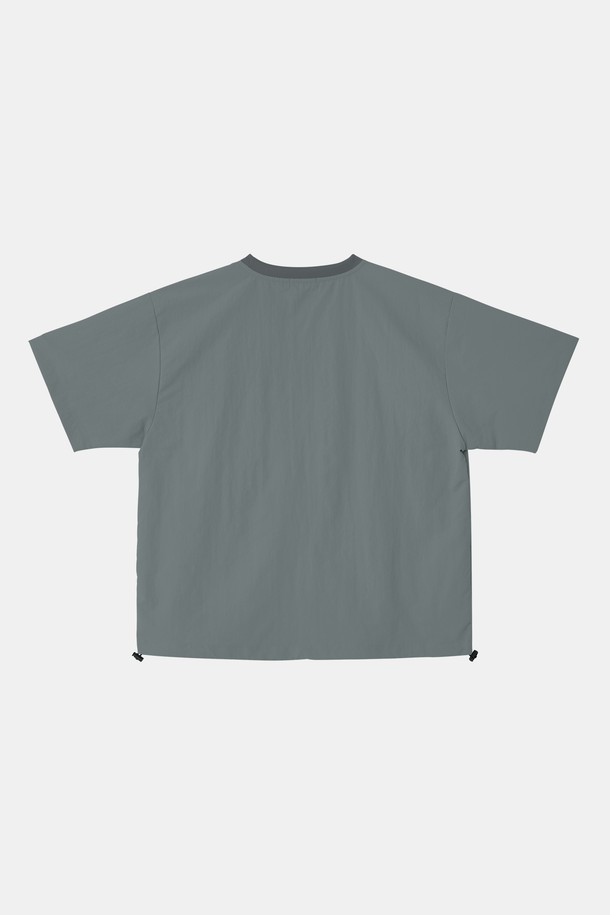 멀티컬러 라운드넥 반팔 티셔츠 CSTEE122는 여름철 데일리룩을 위한 스포티한 스타일의 상의입니다. 블랙, 베이지, 스카이, 다크그린, 그레이, 라이트그레이 등 다양한 색상으로 출시되어 폭넓은 선택지를 제공합니다. 폴리에스터와 레이온 혼방 소재로 제작되어 내구성이 뛰어나며, 오버핏으로 편안한 착용감을 선사합니다. 라운드넥 디자인과 무지 패턴, 반소매 기장으로 깔끔하고 미니멀한 분위기를 연출합니다. 밑단 조절 스트링 디테일로 다양한 스타일링이 가능합니다.
