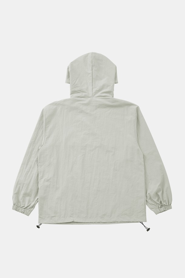 **멀티컬러 후드 아노락 점퍼 CJP132**는 블랙, 베이지, 스카이, 다크그린, 그레이, 라이트그레이 등 다채로운 색상으로 제공되어 데일리룩과 캐주얼 스타일에 활용하기 좋습니다. 넉넉한 핏에 폴리에스터와 레이온 혼방 소재로 제작되어 봄, 가을 간절기에 적합하며, 후드 디자인과 밑단 조절 스트링으로 기능성과 디자인을 모두 갖췄습니다. 집업 스타일의 베이직하고 스포티한 매력이 돋보이는 아노락 점퍼입니다.
