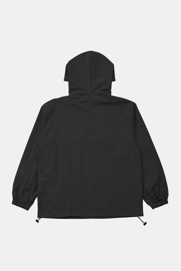 멀티컬러 후드 아노락 점퍼 CJP132는 블랙, 베이지, 스카이, 다크 그린, 그레이, 라이트 그레이 등 다채로운 색상으로 출시되어 데일리룩에 활용하기 좋습니다. 폴리에스터와 레이온 혼방 소재로 제작되어 봄, 여름, 가을, 겨울 사계절 내내 착용 가능하며, 후드와 밑단 조절 스트링으로 핏을 조절할 수 있습니다. 오버핏과 베이직핏으로 연출 가능하며, 넉넉한 핏으로 체형에 구애받지 않고 편안하게 즐길 수 있는 캐주얼 & 스포티 스타일의 아노락 점퍼입니다.
