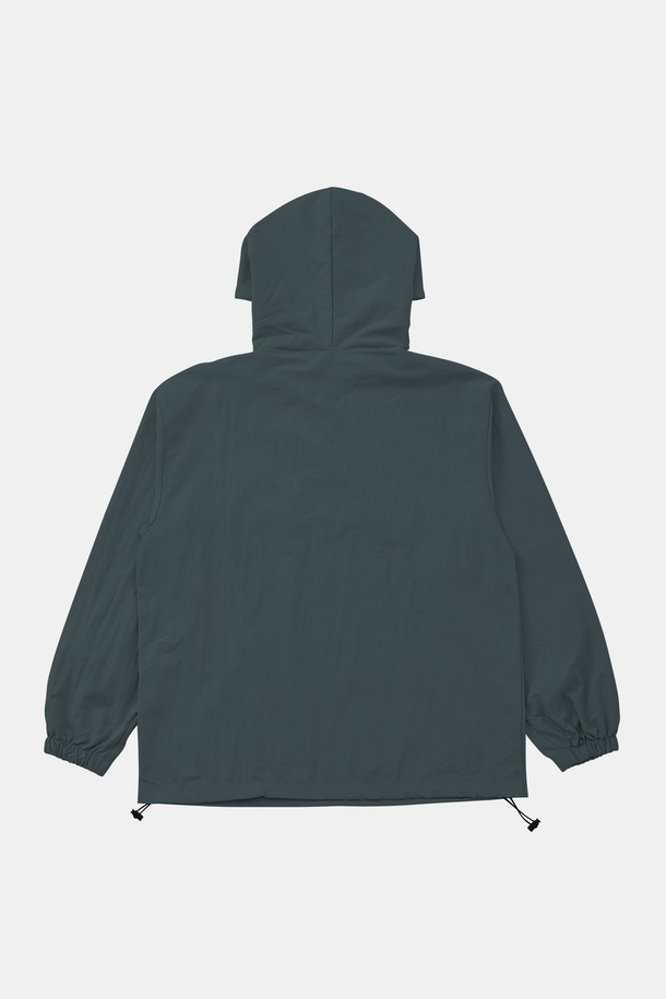 멀티컬러 후드 아노락 점퍼 CJP132는 폴리에스터와 레이온 혼방 소재로 제작되어 부드러운 촉감과 편안한 착용감을 선사합니다. 블랙, 베이지, 스카이, 다크그린, 그레이, 라이트그레이 등 다양한 색상으로 출시되어 데일리룩과 캐주얼룩에 폭넓게 활용할 수 있으며, 루즈핏과 밑단 조절 스트링, 후드 디테일로 스포티한 무드를 더했습니다. 봄, 가을 시즌에 적합하며, 집업 스타일의 긴소매 아노락 점퍼로 편안함과 스타일을 동시에 만족시키는 아이템입니다.
