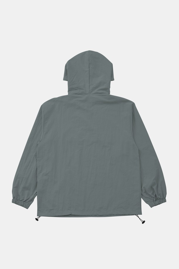 블랙, 베이지, 스카이, 다크그린, 그레이, 라이트그레이 등 다채로운 컬러로 구성된 멀티컬러 후드 아노락 점퍼 CJP132입니다. 폴리에스터와 레이온 혼방 소재로 제작되어 봄, 여름, 가을, 겨울 사계절 내내 활용 가능하며, 캐주얼하고 스포티한 스타일을 연출합니다. 후드 및 밑단 조절 스트링으로 체형에 구애 없이 오버핏 또는 베이직핏으로 편안하게 착용할 수 있는 데일리 아우터입니다.
