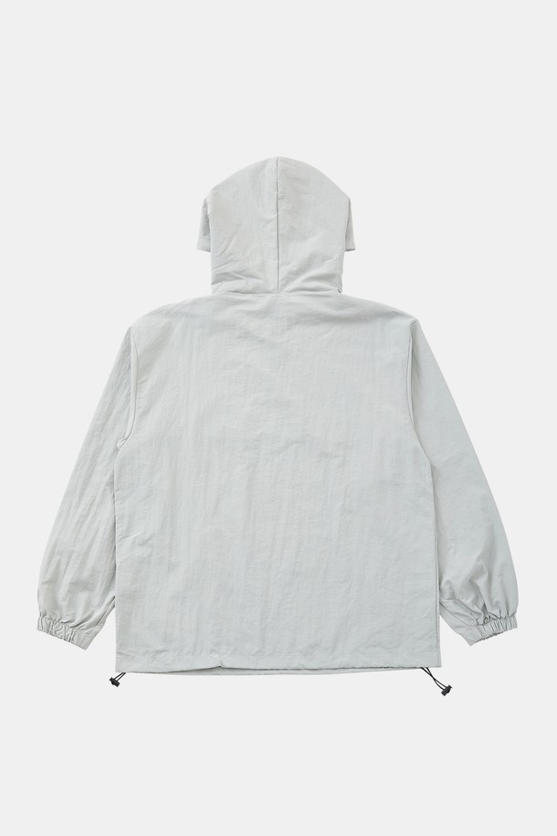 블랙, 베이지, 스카이, 다크그린, 그레이, 라이트그레이의 다채로운 컬러로 출시된 멀티컬러 후드 아노락 점퍼 CJP132입니다. 봄, 가을 시즌에 적합하며, 폴리에스터와 레이온 혼방 소재로 제작되어 편안한 착용감을 선사합니다. 넉넉한 루즈핏에 후드 및 밑단 조절 스트링, 집업 여밈 방식을 갖춰 스포티하고 베이직한 데일리룩을 연출하기 좋습니다.
