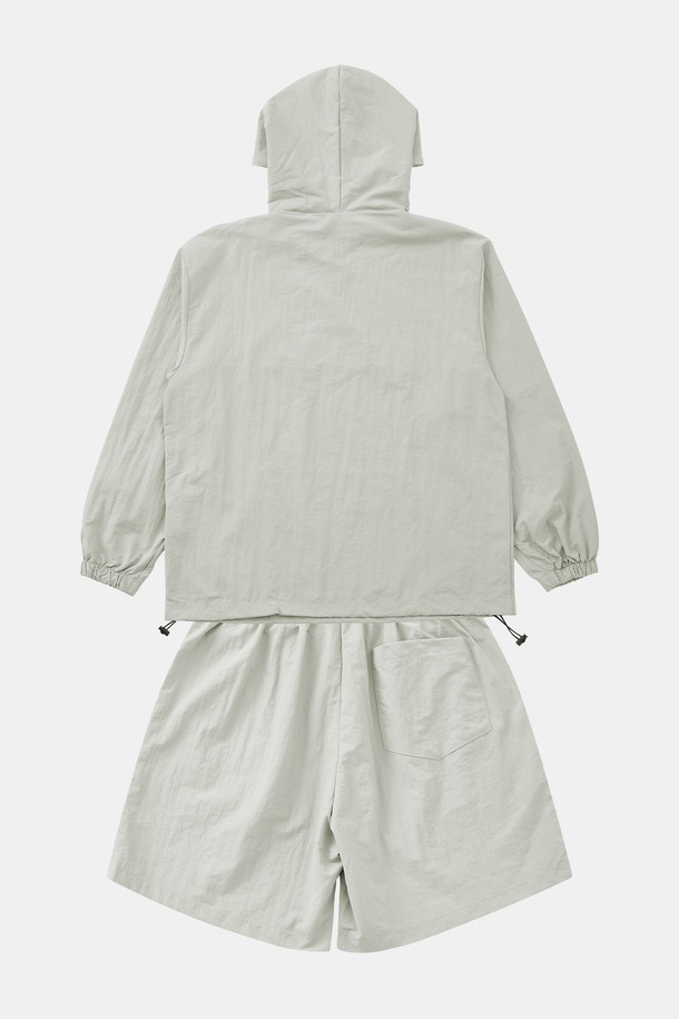 멀티컬러 후드 아노락 셋업 CJP132S는 블랙, 베이지, 그레이, 라이트그레이, 스카이, 다크그린 등 다채로운 색상으로 출시되어 데일리 및 캐주얼 스타일을 모두 소화할 수 있는 아노락입니다. 스포티하면서도 캐주얼한 무드를 연출하며, 오버핏, 베이직핏, 넉넉한 핏으로 편안한 착용감을 제공합니다. 폴리에스터와 레이온 혼방 소재에 긴 소매와 후드 디테일, 밑단 조절 스트링, 조거 타입 팬츠 세트 구성으로 기능성을 더했습니다.
