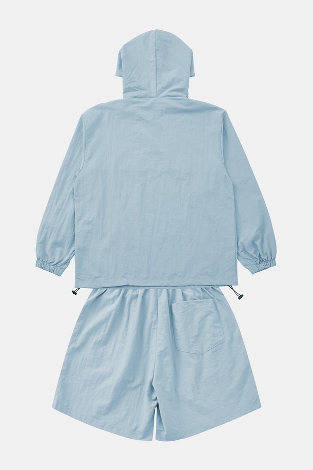 멀티컬러 후드 아노락 셋업 CJP132S는 블랙, 베이지, 그레이 등 6가지 다채로운 컬러로 출시되어, 봄, 가을 시즌에 활용하기 좋은 캐주얼하고 스포티한 무드의 아노락입니다. 루즈핏, 오버핏, 베이직핏으로 다양한 스타일을 연출할 수 있으며, 집업 형태로 간편하게 착용 가능합니다. 폴리에스터와 레이온 혼방 소재로 제작되어 얇고 가벼운 착용감을 선사하며, 후드 디테일과 밑단 조절 스트링, 조거타입 팬츠 세트로 실용성을 더했습니다.
