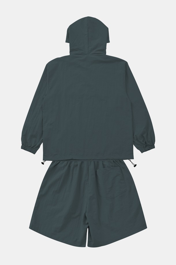 멀티컬러 후드 아노락 셋업 CJP132S는 블랙, 베이지, 그레이, 라이트 그레이, 스카이, 다크 그린 등 다채로운 색상으로 출시되어, 봄, 여름, 가을, 겨울 사계절 내내 활용 가능한 실용적인 아이템입니다. 폴리에스터와 레이온 혼방 소재로 제작되어 편안한 착용감을 제공하며, 후드와 밑단 조절 스트링 디테일로 활동성을 더했습니다. 넉넉한 핏과 베이직한 디자인으로 스포티하면서도 캐주얼한 데일리룩을 완성할 수 있는 셋업입니다.
