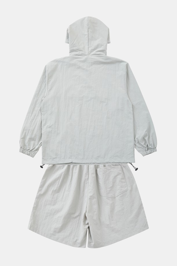 블랙, 그레이, 라이트그레이, 베이지, 스카이, 다크 그린의 멀티 컬러로 출시된 CJP132S 후드 아노락 셋업입니다. 폴리에스터와 레이온 혼방 소재로 제작되어 여름 시즌에도 시원하고 쾌적하게 착용할 수 있으며, 넉넉한 오버핏과 밑단 조절 스트링으로 다양한 스타일 연출이 가능합니다. 집업 스타일의 긴 소매 아노락으로, 데일리 및 캐주얼 스타일을 즐겨 입는 고객에게 스포티한 무드를 선사합니다.
