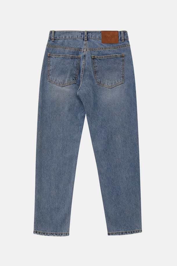 레귤러핏 워싱 데님 팬츠 CJN108는 데일리 및 캐주얼 스타일을 위한 다크블루 컬러의 데님 팬츠입니다. 봄, 여름, 가을 계절에 적합하며, 레귤러핏으로 편안한 착용감을 제공합니다. 면 소재에 워싱 및 빈티지 패턴이 특징이며, 지퍼형 클로징과 허리 가죽패치 디테일로 디자인되었습니다. 동네 마실룩, 쇼핑룩 등 다양한 TPO에 활용 가능하며, 캐주얼, 클래식, 미니멀 스타일 연출에 용이합니다.
