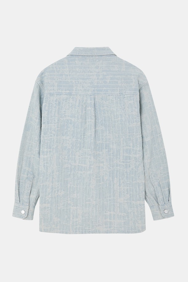 봄, 가을 간절기에 활용하기 좋은 캐주얼 자켓형 청남방입니다. 라이트블루 컬러의 면 소재로 제작되었으며, 데일리룩에 편안하게 매치할 수 있습니다. 베이직핏에 스티치 패턴이 들어가 심플하면서도 멋스러운 포인트를 주며, 셔츠와 자켓 스타일을 모두 연출할 수 있는 실용적인 디자인입니다. 가슴 포켓과 소매 버튼 디테일, 버튼 클로저 타입으로 완성도를 높였습니다.
