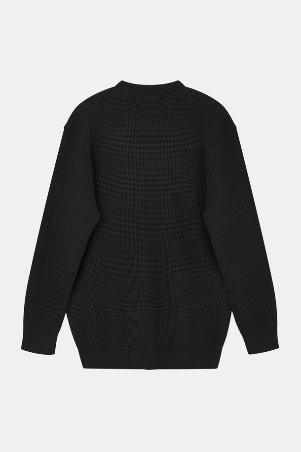 와플 하프넥 긴팔 니트티 CNIT105는 베이직하고 캐주얼한 스타일의 공용 긴팔 니트 티셔츠입니다. 봄, 가을에 착용하기 적합하며, 데일리룩 연출에 용이합니다. 카키, 그레이, 블랙 3가지 색상으로 만나볼 수 있으며, 하프넥 디자인으로 포근함을 더했습니다. 무게감 있는 두께감과 신축성 있는 촉감, 소매와 밑단의 시보리 마감으로 편안한 착용감을 선사합니다. 가을 나들이룩을 위한 미니멀, 클래식 스타일 연출에 활용하기 좋습니다.
