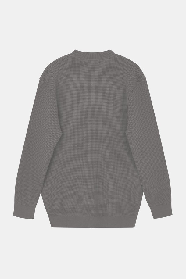 "와플 하프넥 긴팔 니트티 CNIT105"는 부드러운 촉감과 무게감 있는 두께로 편안한 착용감을 선사하는 긴팔 니트 티셔츠입니다. 베이직핏에 하프넥 디자인으로 제작되었으며, 와플 패턴이 특징입니다. 신축성 있는 소매와 밑단 시보리로 활동성을 높였으며, 깔끔하고 심플한 디자인으로 다양한 스타일 연출에 용이합니다. 데일리 웨어와 캐주얼룩을 위한 아이템으로, 봄, 가을 시즌에 활용하기 좋습니다. 카키, 그레이, 블랙 세 가지 색상으로 만나보세요. 카페룩, 가을 나들이룩 등 TPO에 맞춰 캐주얼, 미니멀, 클래식 스타일을 연출해보세요.
