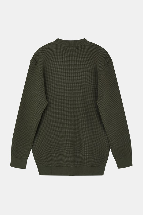 와플 하프넥 긴팔 니트티 CNIT105는 베이직하고 캐주얼한 스타일의 공용 긴팔 니트 티셔츠입니다. 봄, 가을에 적합하며, 데일리룩으로 활용하기 좋습니다. 하프넥 디자인과 넉넉한 기장감으로 편안한 착용감을 선사합니다. 블랙, 그레이, 카키 세 가지 색상으로 출시되었으며, 소매와 밑단 시보리 처리로 깔끔한 마무리를 더했습니다. 와플 패턴과 무게감 있는 두께감, 신축성 있는 촉감으로 가을 나들이룩이나 집콕룩에 모두 잘 어울립니다.
