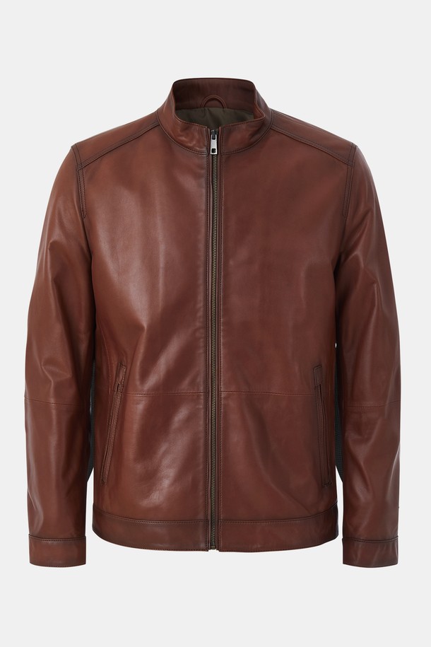 워싱 라이트 양가죽 점퍼 CLJP110는 빈티지 및 베이직 스타일을 선호하는 고객을 위한 아우터입니다. 부드러운 양가죽 소재에 오일 브러쉬 가공을 더해 은은한 광택과 자연스러운 멋을 연출합니다. 와인 색상으로 출시되었으며, 봄, 여름, 가을, 겨울 사계절 모두 활용 가능한 실용적인 아이템입니다. 하든 타입 지퍼 포켓과 소매 스냅 버튼 디테일로 포인트를 주었으며, 베이직 핏으로 편안한 착용감을 제공합니다. 데이트룩, 겨울 데일리룩 등 다양한 TPO에 클래식, 미니멀, 캐주얼 스타일로 연출하기 좋습니다.
