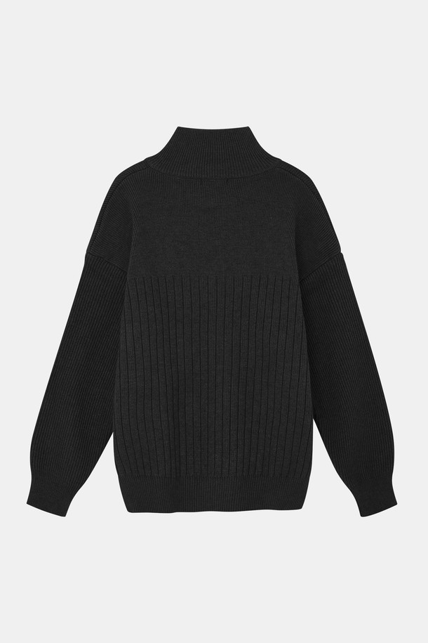 **루즈핏 헤비 집업 가디건 CKA102**는 부드러운 촉감과 신축성이 돋보이는 가디건입니다. 봄, 가을, 겨울, 세 계절 착용 가능하며, 일상에서의 편안한 스타일링을 돕습니다. 블랙, 브라운, 라이트카키 세 가지 색상으로 출시되었으며, 루즈핏과 긴 소매 기장이 여유로운 실루엣을 연출합니다. 깔끔하고 심플한 디자인에 소매와 밑단 시보리 처리, 집업 여밈 방식으로 편의성을 더했습니다. 이너로 활용하여 다양한 겨울 데일리룩을 완성할 수 있습니다.
