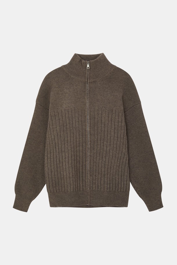 루즈핏 헤비 집업 가디건 CKA102는 남성 고객을 위한 상의 카테고리의 니트/스웨터 제품입니다. 부드러운 촉감과 신축성을 갖춘 아크릴, 폴리에스터, 폴리아미드 혼방 소재로 제작되었으며, 두꺼운 두께감과 긴 소매 기장으로 봄, 가을, 겨울 시즌에 착용하기 좋습니다. 베이직한 스타일의 골지 패턴 하이넥 디자인에 집업 여밈 방식을 적용하여 간편하게 착용할 수 있으며, 시보리 디테일로 포인트를 더했습니다. 라이트카키, 브라운, 블랙 세 가지 색상으로 출시되어, 겨울 데일리룩, 집콕룩, 산책룩 등 다양한 TPO에 미니멀, 클래식, 캐주얼 스타일로 연출하기 좋습니다.
