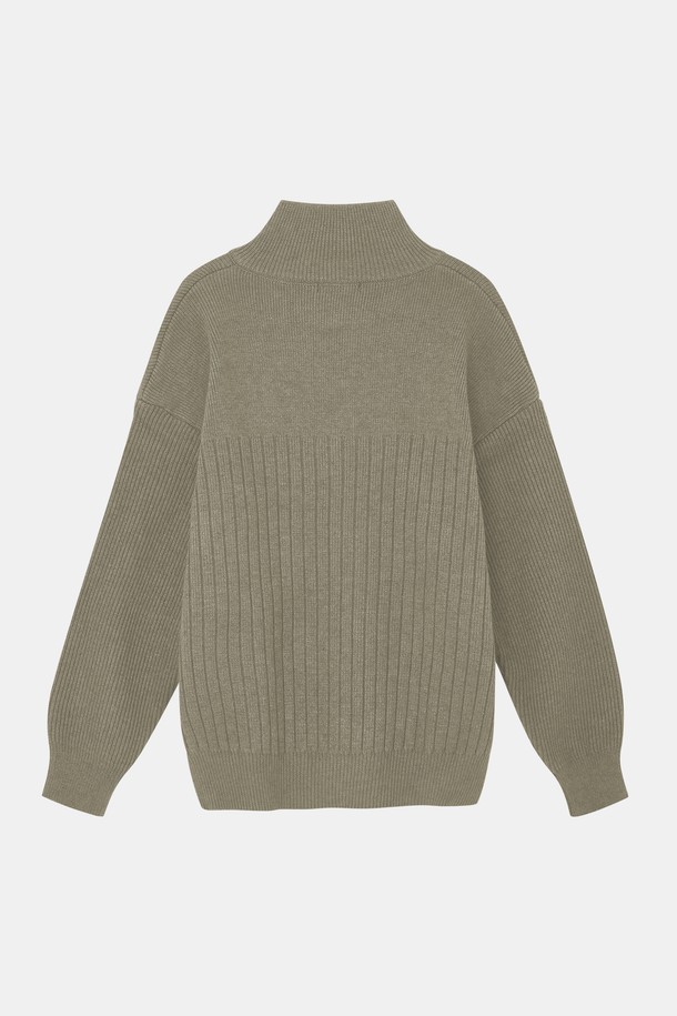 루즈핏 헤비 집업 가디건 CKA102는 봄, 가을, 겨울에 활용 가능한 베이직 스타일의 가디건입니다. 블랙, 브라운, 라이트카키 세 가지 색상으로 만나볼 수 있으며, 일상복으로 적합합니다. 아크릴, 폴리에스터, 나일론 혼방 소재로 제작되어 부드러운 촉감과 신축성을 제공합니다. 깔끔하고 심플한 디자인에 소매와 밑단 시보리 처리가 돋보이며, 겨울철에는 이너로도 활용 가능합니다. 캐주얼, 미니멀, 클래식 스타일을 즐겨 입는 분들께 겨울 데일리룩 아이템으로 추천합니다.
