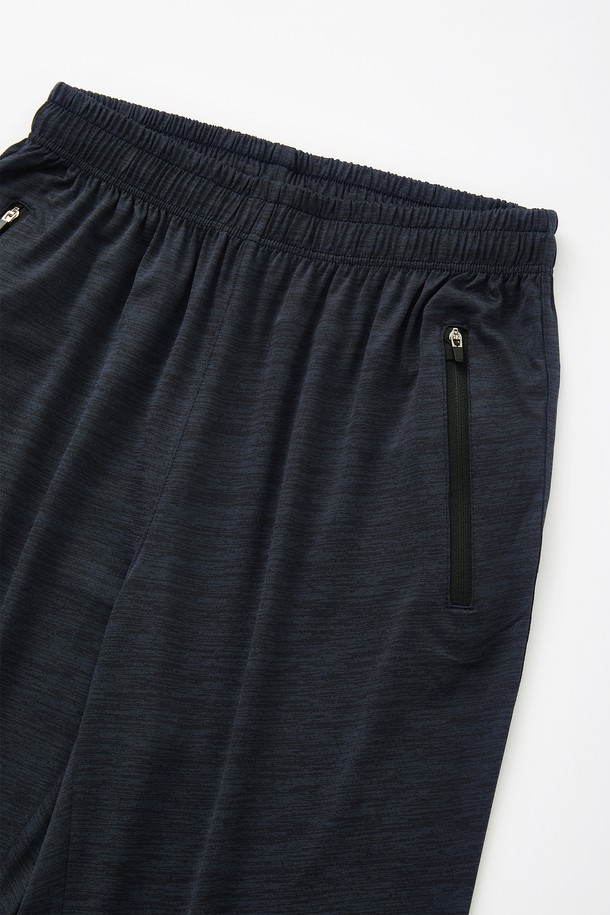 쿨 러닝 스판 스포츠 팬츠 CPT145는 뛰어난 신축성과 시원한 냉감 기능을 갖춘 남녀 공용 스포츠 팬츠입니다. 봄, 여름, 가을 세 계절 모두 활용 가능하며, 레귤러핏에 부드러운 촉감의 폴리에스터 소재로 제작되었습니다. 허리 조절 스트랩과 지퍼 사선 포켓, 밴딩 스타일로 편안한 착용감을 제공하며, 러닝룩, 피트니스룩, 캐주얼 등 다양한 스타일에 활용하기 좋습니다. 그레이와 네이비 두 가지 색상으로 만나보세요.
