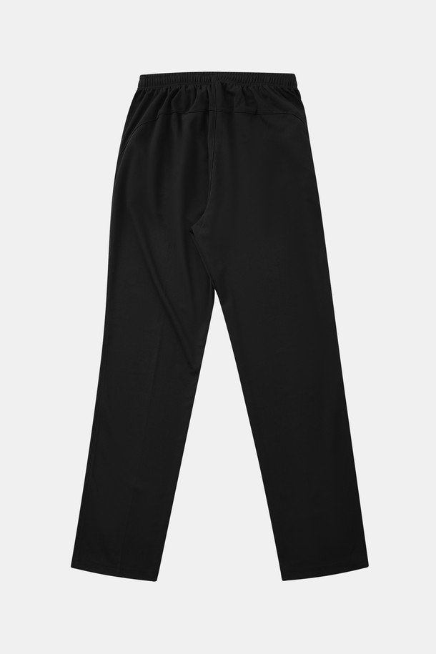 봄, 여름, 가을 시즌 활용하기 좋은 라이프앤스포츠 스판 팬츠 CPT146입니다. 부드러운 촉감과 뛰어난 신축성으로 편안한 착용감을 제공하며, 레귤러핏 7부 기장으로 활동성을 높였습니다. 블랙 컬러의 무지 디자인으로 스포티, 캐주얼, 미니멀 스타일을 연출할 수 있으며, 러닝, 피트니스, 산책 등 다양한 상황에 활용 가능합니다.
