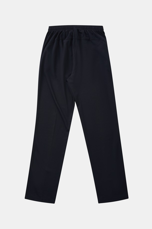 **봄/가을/겨울 라이프앤스포츠 스판 팬츠 CPT147**는 스포츠 활동에 최적화된 슬림핏 팬츠입니다. 블랙, 네이비 두 가지 색상으로 출시되었으며, 허리 조절 스트랩과 지퍼형 사선 포켓이 특징입니다. 구김감이 덜한 스판 원단을 사용하여 스포티하면서도 미니멀한 스타일을 연출하며, 밴딩 처리로 편안한 착용감을 제공합니다.
