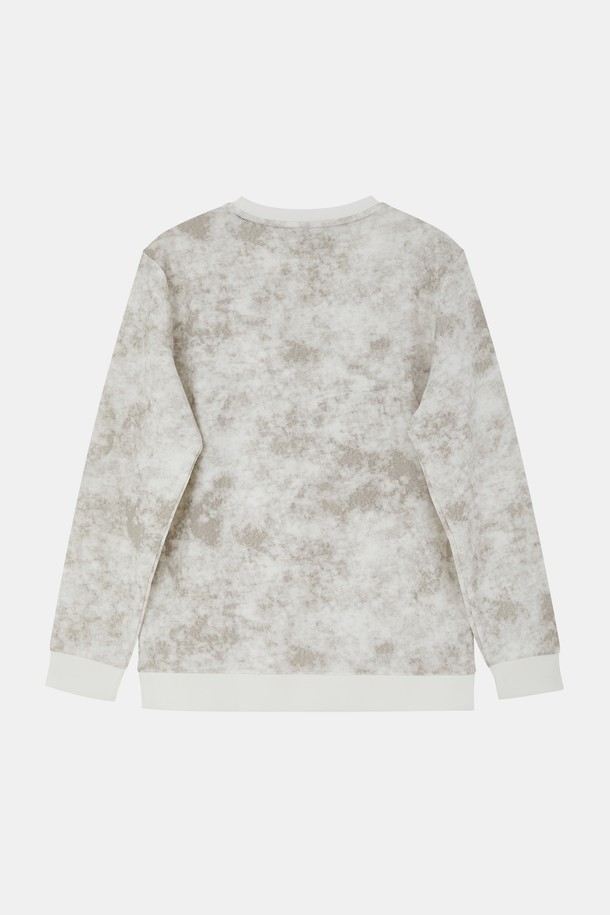 다잉 맨투맨 긴팔 티셔츠 CTEE114는 그레이, 카키, 블랙 3가지 색상으로 출시되어 봄, 가을에 활용하기 좋은 베이직 스타일의 맨투맨입니다. 레이온, 폴리에스터, 폴리우레탄 혼방 소재로 제작되어 신축성이 뛰어나 편안한 착용감을 제공하며, 소매와 밑단 시보리 마감으로 활동성을 더했습니다. 동네 마실룩, 집콕룩 등 캐주얼하고 미니멀한 스타일을 연출하기에 적합한 아이템입니다.
