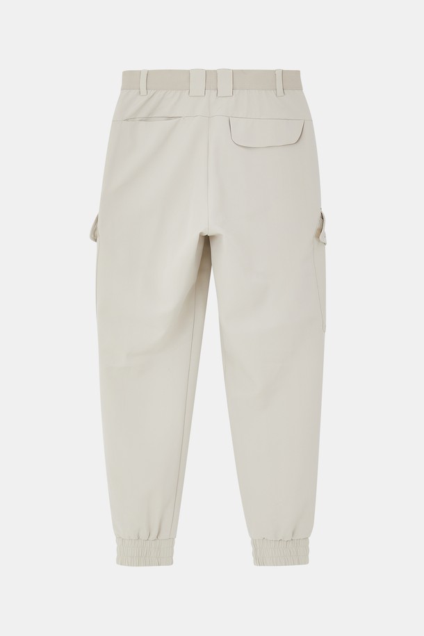 봄, 가을에 어울리는 '스판 밴딩 카고 조거 팬츠 CPT149'입니다. 부드러운 촉감의 폴리에스터와 폴리우레탄 혼방 소재로 제작되어 편안한 착용감을 제공합니다. 캐주얼하고 스포티한 스타일로, 야외 활동 및 일상에서 두루 활용하기 좋습니다. 허리 밴딩 및 조거핏 디자인으로 활동성을 높였으며, 히든 포켓 디테일로 실용성을 더했습니다. 회색, 남색, 연한베이지 세 가지 색상으로 만나보세요.