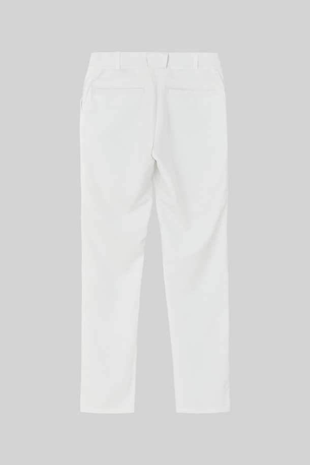 봄, 가을에 적합한 남녀 공용 카고 조거 팬츠입니다. 부드러운 촉감의 폴리에스터, 폴리우레탄 혼방 소재로 제작되었으며, 얇은 두께감으로 편안한 착용감을 제공합니다. 허리 부분에는 히든 밴딩 처리가 되어 있어 활동성을 높였으며, 스포티한 스타일을 연출하기 좋습니다. 블랙, 그레이, 아이보리 세 가지 색상으로 출시되었으며, 카고 디자인과 사선 포켓 디테일이 특징입니다. 일상생활 및 야외 활동 시에 활용하기 좋은 실용적인 아이템입니다.
