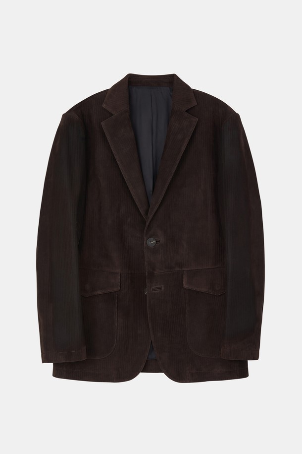 세련된 남성미를 더하는 양가죽 스트라이프 패턴 자켓 CLJP113입니다. 부드러운 촉감의 양가죽 소재와 중간 두께감으로 봄, 가을 시즌에 적합하며, 베이직한 디자인과 스트라이프 패턴이 세련된 스타일을 연출합니다. 버튼 여밈 방식의 레귤러 기장 블레이저 타입으로, 안쪽 주머니와 뒤트임 디테일, 캠스웨이드 가죽원단, 안감 폴리에스터 100%를 사용하여 실용성과 고급스러움을 더했습니다. 데이트룩, 비즈니스 캐주얼 등 다양한 TPO에 활용 가능하며, 클래식, 미니멀, 캐주얼 스타일을 즐겨 입는 남성에게 추천합니다. 브라운 컬러의 베이직핏으로, 어떤 옷에도 매치하기 용이합니다.
