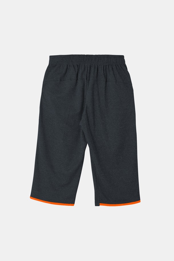 배색 포인트 7부 밴딩 스포츠 팬츠 CSPT122는 남녀 공용으로, 봄, 여름, 가을에 스포티하게 착용하기 좋은 7부 기장의 스포츠 팬츠입니다. 차콜, 그레이 두 가지 색상으로 출시되었으며, 신축성이 뛰어난 폴리에스터 소재를 사용하여 활동성을 높였습니다. 밴딩 허리 조절 스트랩과 지퍼 포켓 디테일로 기능성과 실용성을 겸비했습니다. 슬림핏, 레귤러핏, 와이드핏, 일자핏 등 다양한 핏으로 출시되어 취향에 맞게 선택 가능하며, 피트니스, 러닝, 등산 등 다양한 스포츠 활동은 물론 일상복으로도 활용할 수 있습니다.
