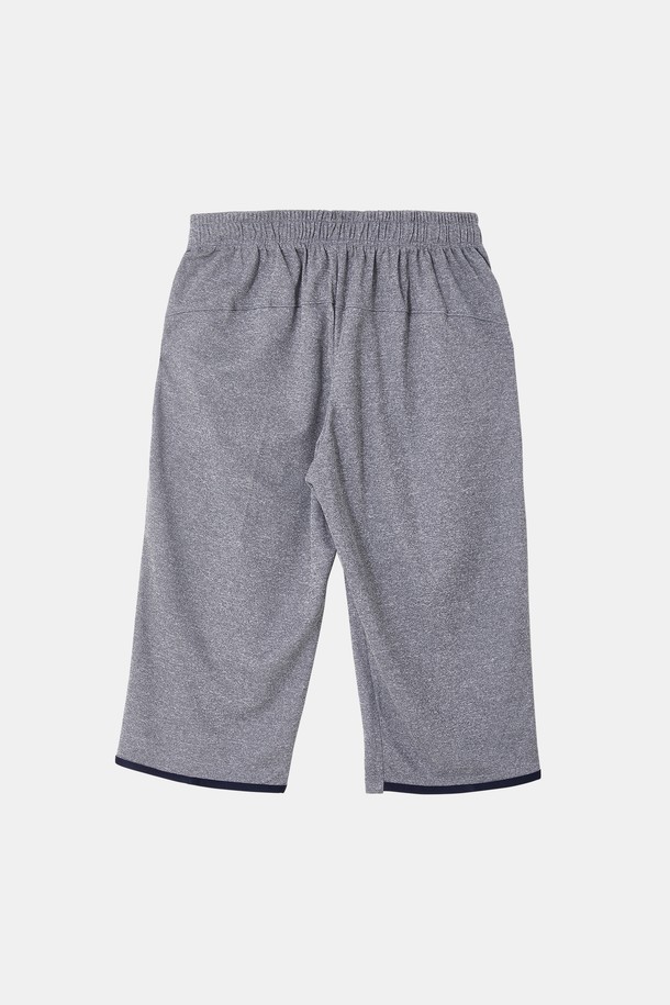 배색 포인트 7부 밴딩 스포츠 팬츠 CSPT122는 스포츠 활동과 일상 착용에 적합한 트레이닝핏 7부 바지입니다. 차콜, 그레이 두 가지 색상으로 제공되며, 신축성 좋은 폴리에스테르 소재로 제작되어 편안한 착용감을 선사합니다. 허리 조절 스트링과 지퍼 포켓, 배색 포인트 디테일이 특징이며, 스포티, 캐주얼, 미니멀 스타일을 연출할 수 있습니다. 피트니스룩, 러닝룩, 산책룩 등 다양한 TPO에 활용하여 활동적인 스타일을 완성해보세요. 밴딩 처리로 편안함을 더하여 활동성과 스타일을 동시에 잡았습니다.
